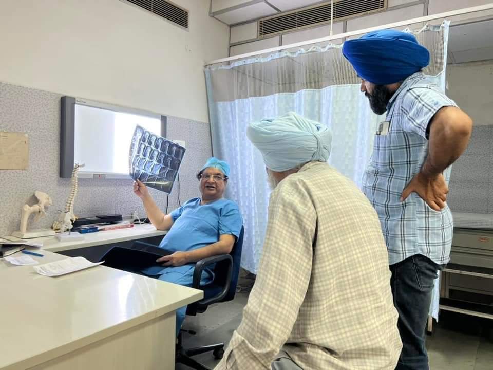 IMO_National's tweet photo. This is what Dr Raj Bahadur is ! After resignation as VC over humiliation by Punjab Health Minister, he has not gone on leave to any hill station. He is attending patients at his clinic free of cost. He does it every Saturday. IMO salute for his spirit about medical profession. https://t.co/PVNenMC6Pa