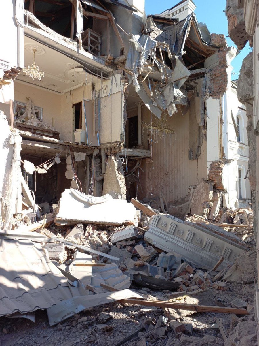 Mykolaiv got the worst shelling it ever had last night. 

Oleksiy Vadaturskyi, Ukrainian agricultural businessman, owner of Nibulon grain trade company, and his wife died in the shelling. 

Oleksiy was one of Ukraine's most successful entrepreneurs. 

RIP

#russiaisaterrorisstate