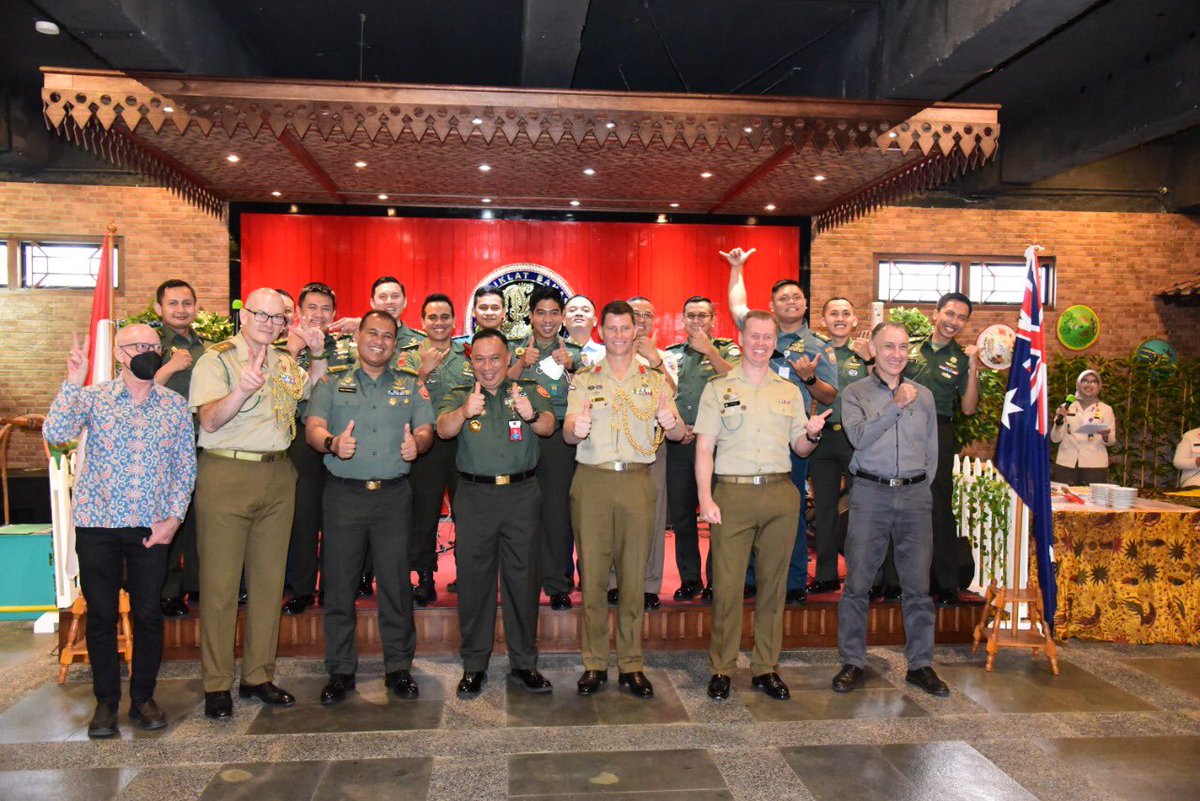IKAHANid's tweet photo. Congratulations to the 14 TNI graduates of the inaugural Study In Australia Preparation (SIAP 2022) TNI. Preparing our future leaders to study and work in Australia. Thank you #IALF and @pusdiklat_bahasa for delivering and hosting the SIAP 2022! #intellectualedge https://t.co/8zsb10ZZQL