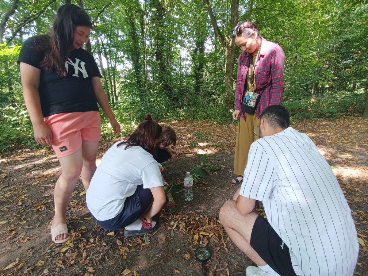 JuBi_Welper's tweet photo. Die Zeit rennt.
Viele Aktionen und Workshops sind schon gelaufen. Aus Fremden sind Freunde geworden.
#Sommer  #Jugendbegegnung #Hattingen #Kyrgyzstan #Mongolei 
Heute gibt es kleine Sprachkurse in Deutsch, Lingala, Kurdisch und Arabisch. Danach geht es weiter mit Workshops. https://t.co/xI1L6Oo96c