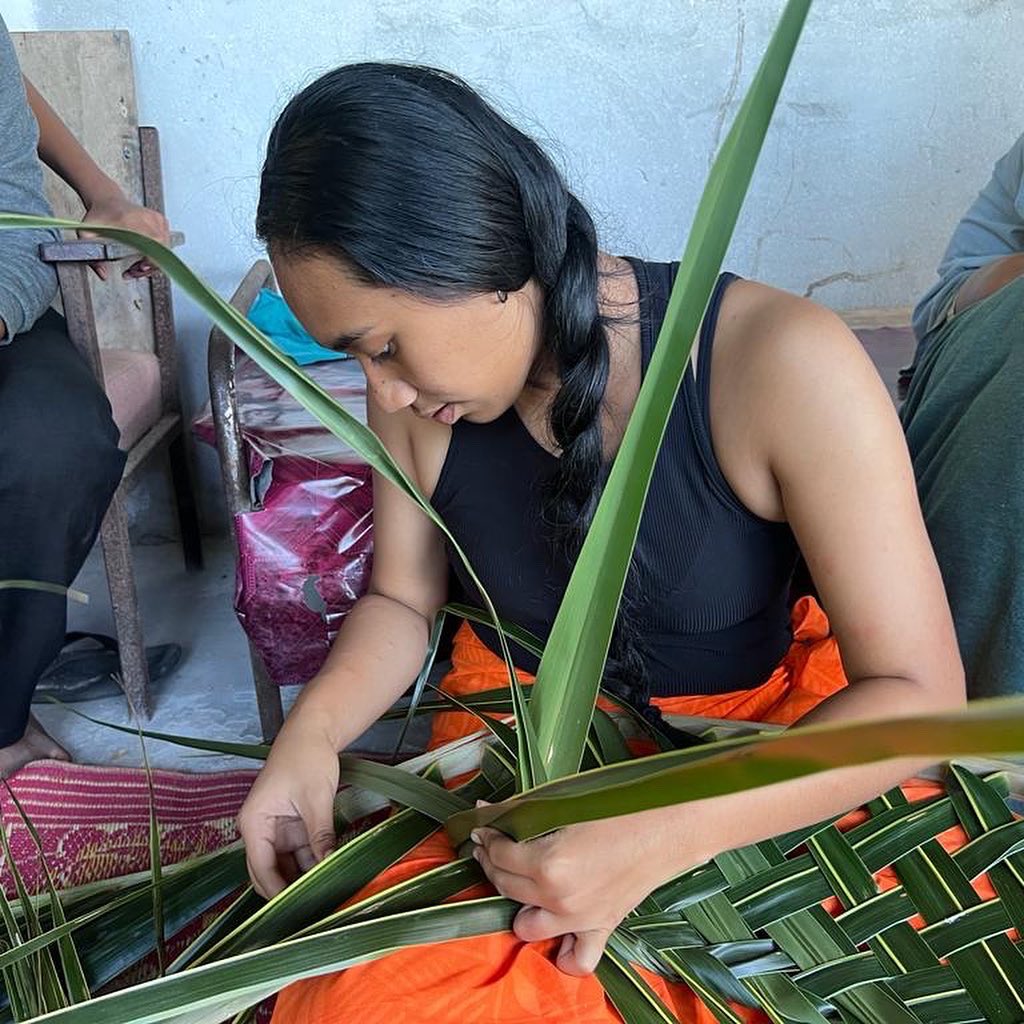 reciprocityproj's tweet photo. @letilamitchell and crew completed their first location scouting and production research trip for their @reciprocityproj film!
#rotumanfilm #weavers #knowledgeholders #reciprocity
@RAKOpasefika @NiaTero @UpstanderProj @REI https://t.co/9NAw3sB04p