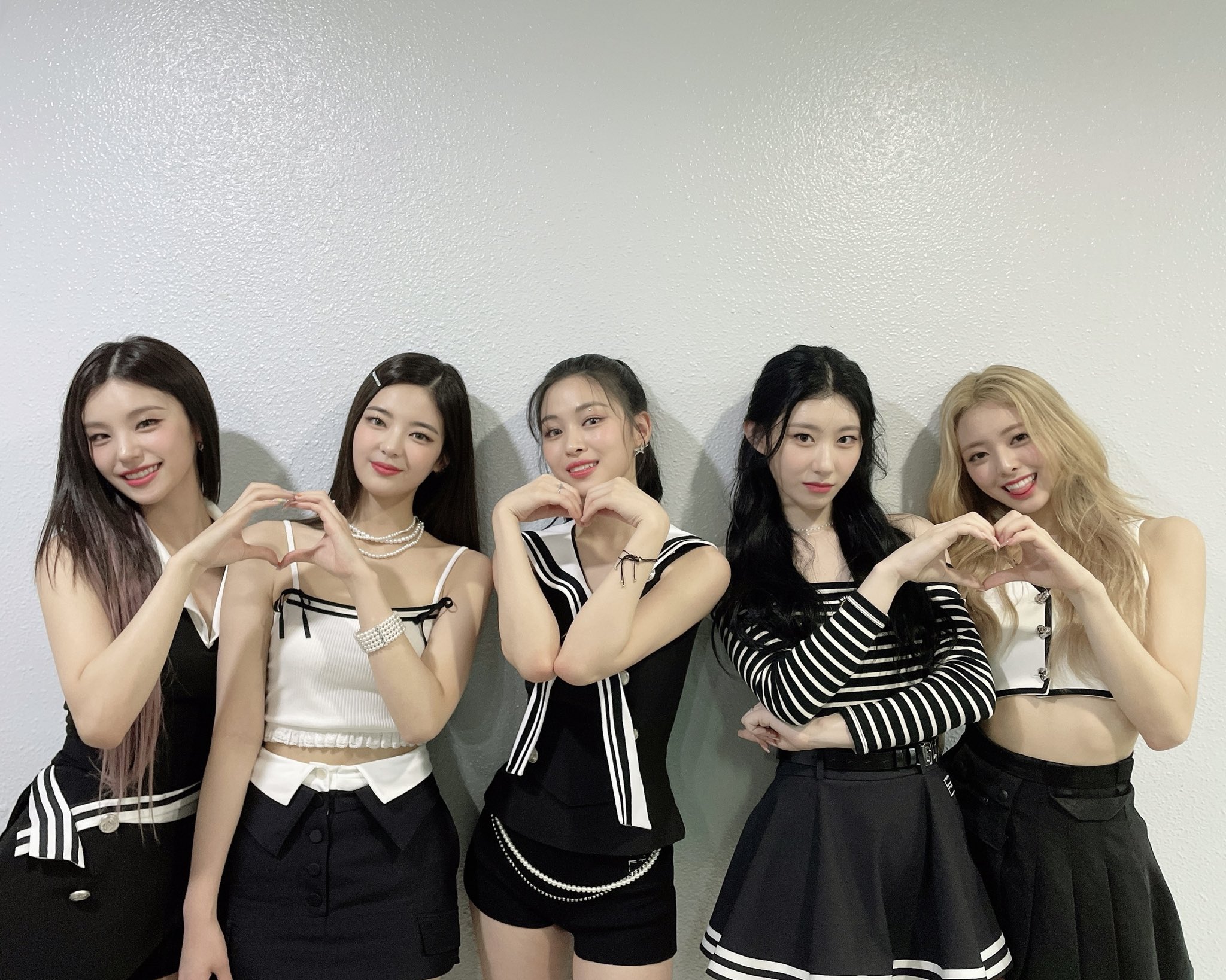 Itzy On Twitter 인기가요 Sneakers 신고 거침없이 달렸던 이번 활동 믿지와 함께라 더 행복했어요🥰 고마워요 믿지💕 다음주 콘서트에서 만나요