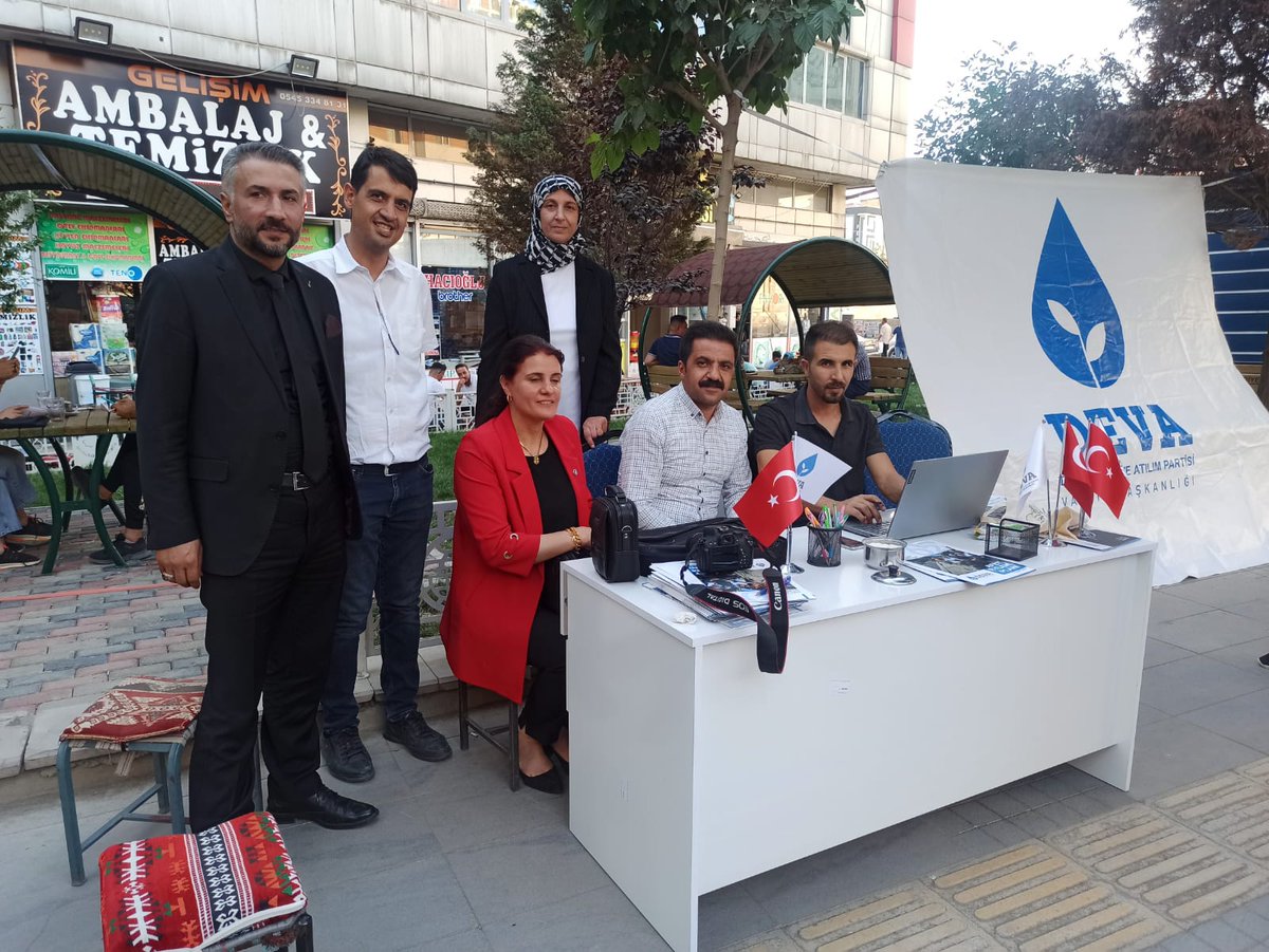erdincpeker1's tweet photo. DEVA Partisi Van Eğitim Politikaları Başkanlığımız, İl Başkanlığımız önünde "TERCİH MASASI" açtı. Sevgili gençler, "Hangi üniversite, hangi fakülte, hangi bölümü tercih ederim" endişeniz olmasın. Zübeyde Hanım Cad. Odalar İş Merkezi önünde açılan TERCİH MASAMIZA sizi bekliyoruz. https://t.co/zYrBhIW6vG