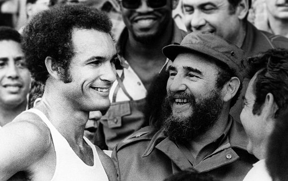 El 29/07/76 Juantorena logró lo que nadie: ganar los 800 y los 400 en la misma Olimpiada. Y ha seguido fiel a su gente, a #Cuba. El puede decir como Martí: "No soy de la raza vendible". ¡Felicidades, campeón!