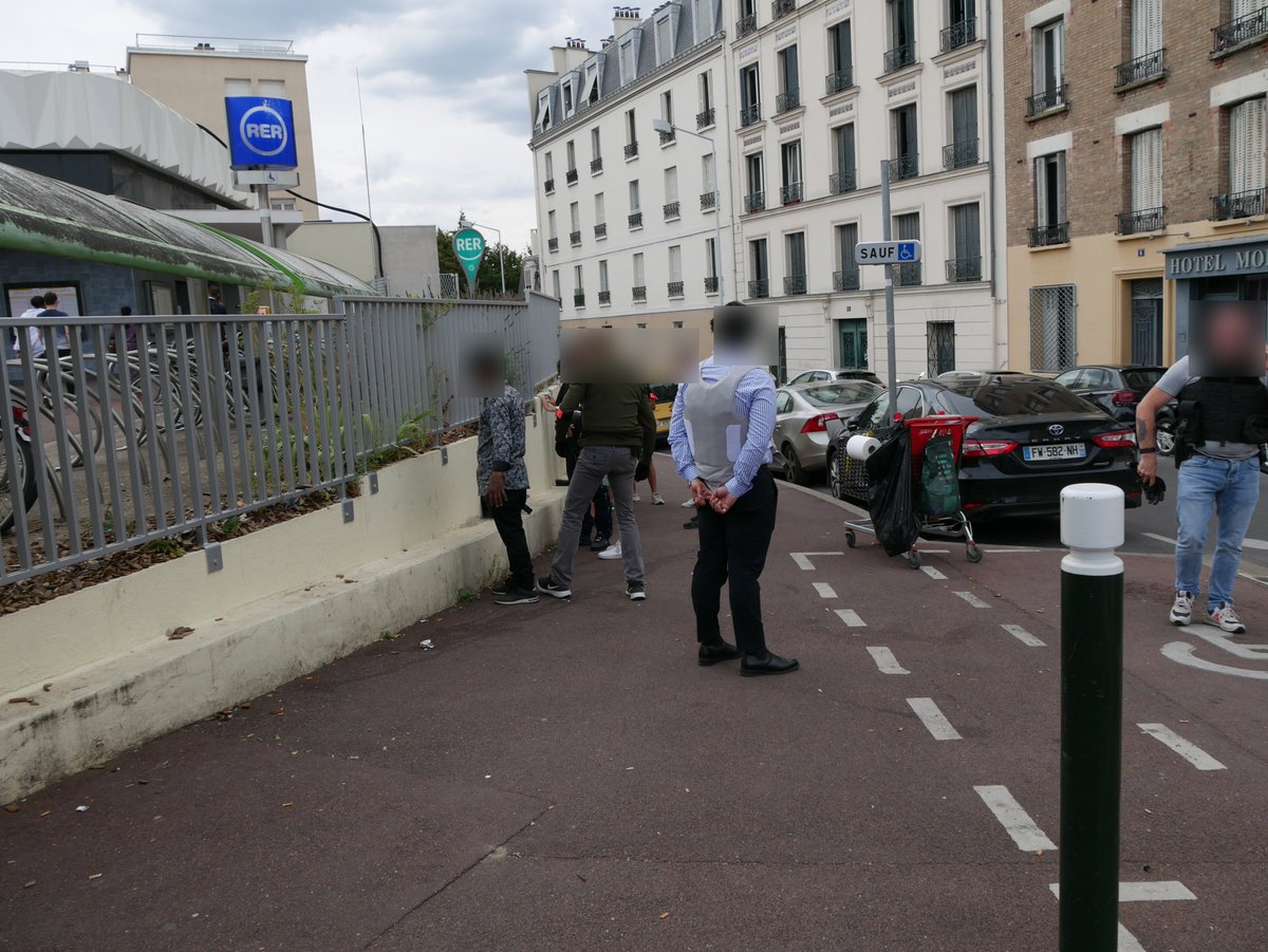 Prefet92's tweet photo. 🚨La police a opéré hier des contrôles de vente à la sauvette à #Nanterre
▶️Des vendeurs à la sauvette de fruits et légumes ont été contrôlés, 3 d'entre eux ont été interpellés et conduits au commissariat.
Mobilisation des👮‍♂️pour la sécurité de tous les Altoséquanais https://t.co/Szqwpx5oBk