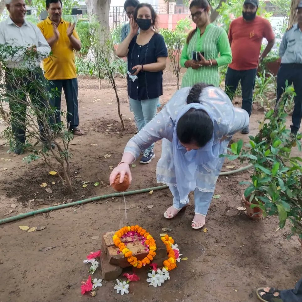 RatheeRama's tweet photo. Dear Residents,
Today the work of constructing a water harvesting system in the Q-4 Park, DLF City Phase II was inaugurated at 10:30 AM.
Many Thanks to all the residents to be the part of this inauguration program.
#DevelopmentWorks #Gurugram
#RamaRaniRathee #Ward_34 https://t.co/T8YwyL6s7Z