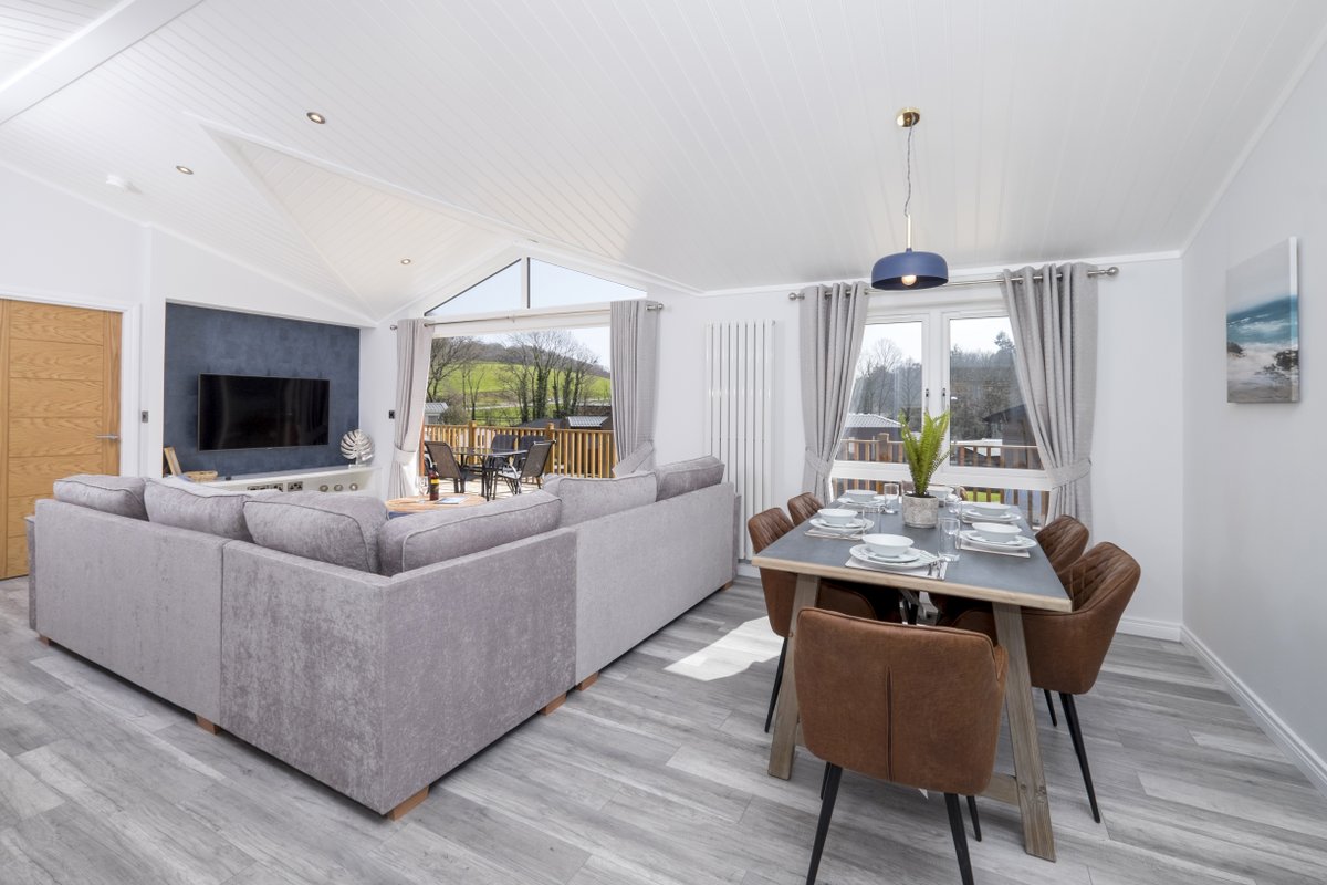 Let’s have some Friday fun! Who can spot the difference in these two images… there are 4 to spot, comment your findings below 🤔