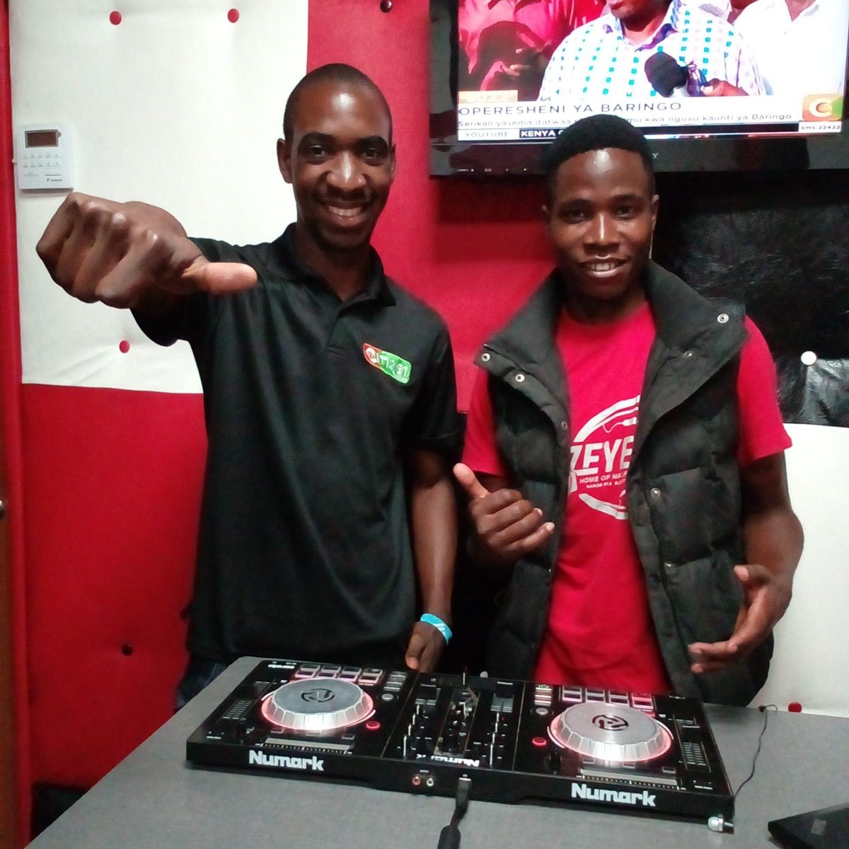 Feelanagafreeeee tujibebe ndani ya show konkiii... #Bazeyetu nayonayo <a href="/andati_nelson/">Omwana Wa Chifu</a> <a href="/Mulembe_FM/">MulembeFM</a>