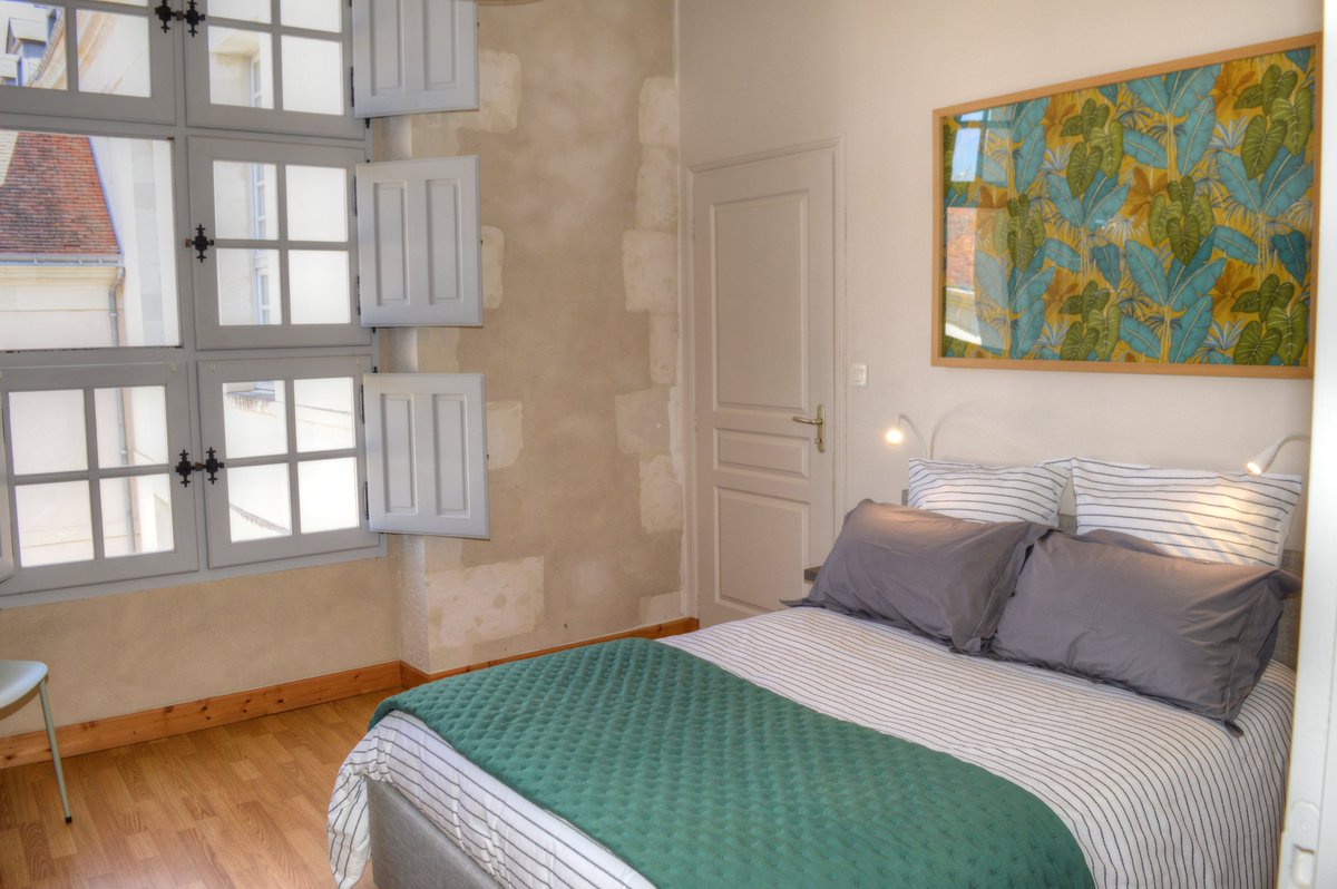 🏠𝑳𝒆 𝑳𝒐𝒈𝒊𝒔 𝒅𝒆 𝒍'𝑬𝒙𝒑𝒍𝒐𝒓𝒂𝒕𝒆𝒖𝒓 🗺️
👉bit.ly/logisdelexplor…
📍au cœur de la cité Richelieu
👫2 personnes
Appartement dans une ancienne demeure seigneuriale du XVIIème siècle en formule " tout inclus ".  
 A proximité : la voie-verte Richelieu-Chinon, le parc