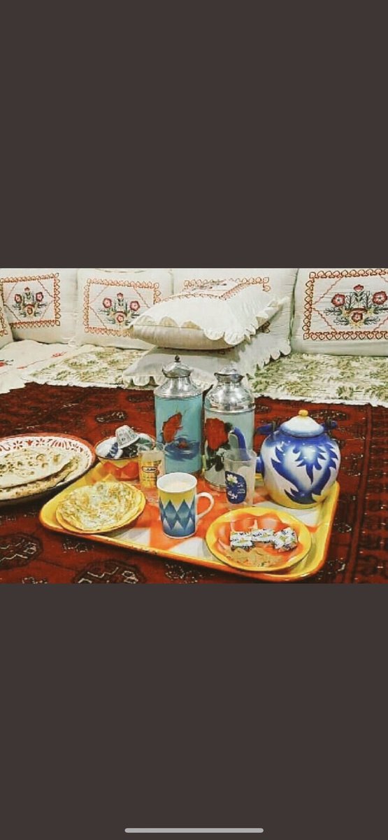 "لم تكن أمي مثقفة لتوقظنا على رائحة القهوة وصوت فيروز!
كنا نستيقظ على رائحة الخبز، وإبريق الشاي، وإذاعة القرآن الكريم.. ومازال صوت ذلك المذيع مطبوعًا بقلبي حين يقول: "إذاعة القرآن الكريم" قرآن يُتلى آناء الليل وأطراف النهار"