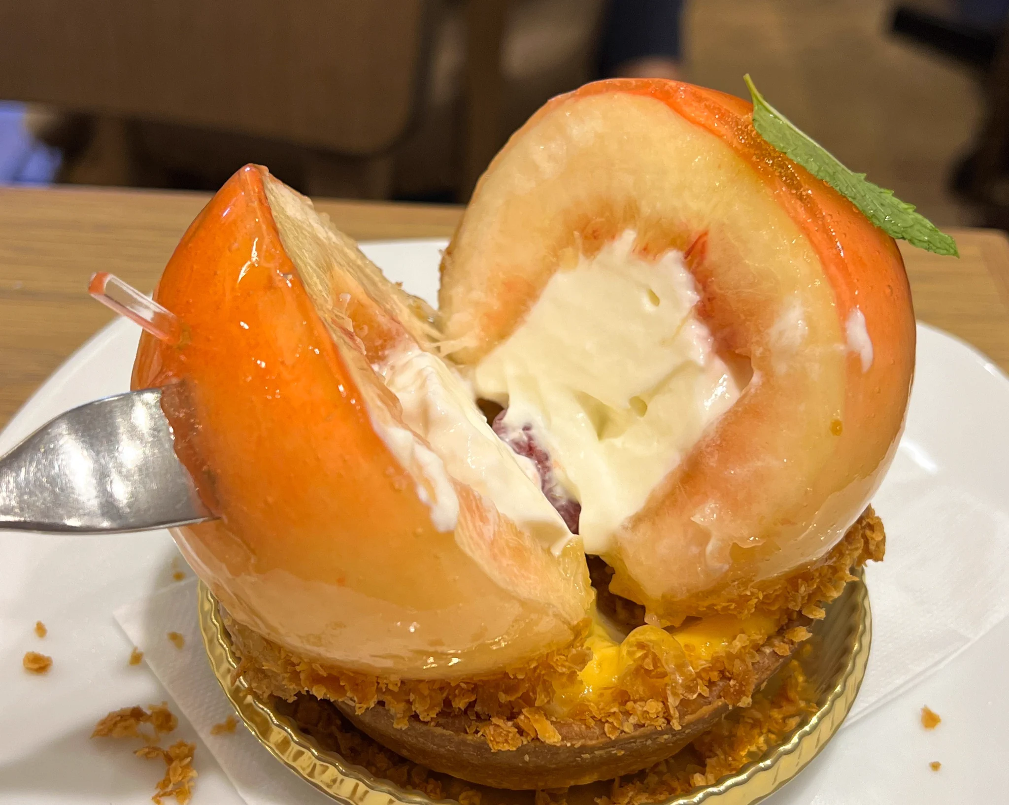 これぞまさしく、最高の極上スイーツ。桃を丸ごと使った「タルトペッシュ」。