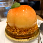 これぞまさしく、最高の極上スイーツ。桃を丸ごと使った「タルトペッシュ」。