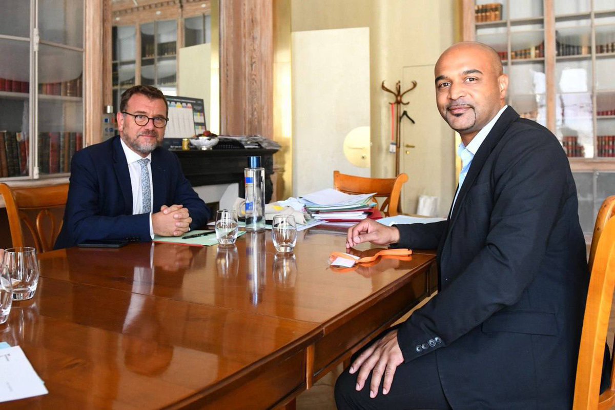 Chaque discrimination est une violence, une humiliation, une blessure, un échec.

Merci à <a href="/d_sopo/">Dominique Sopo</a>, Président de <a href="/SOS_Racisme/">SOS Racisme</a>, pour cette rencontre. Nous lutterons contre toutes les formes de discriminations.

Cette lutte sera la grande cause de mon ministère.

cc <a href="/EmmanuelMacron/">Emmanuel Macron</a>