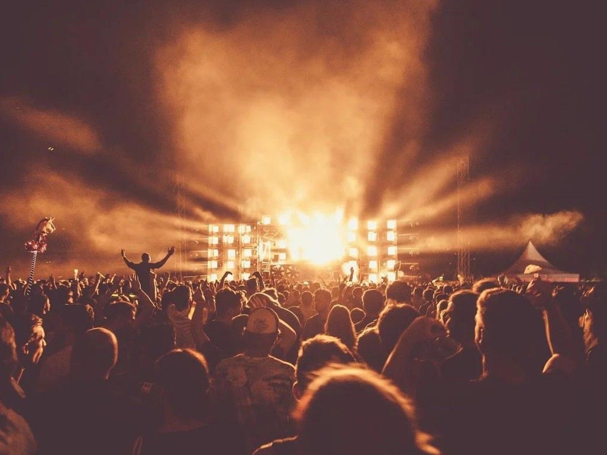 Public Mag on Twitter "🚨 Drame en plein concert Un écran géant s'écrase sur scène... Images