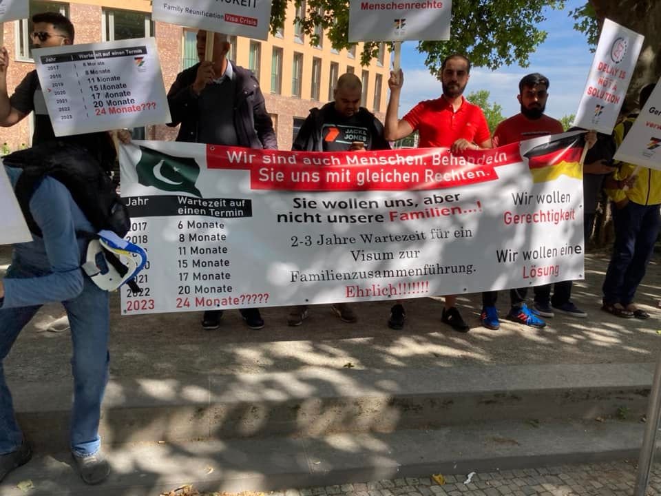 arsalan_shami's tweet photo. Protest in Berlin against FRV delays
@GermanyinPAK @AuswaertigesAmt @GERinPAK4youth @GermanyDiplo @ABaerbock @GovtofPakistan
#SpeedUpGermanFRV
#FRVdelays_germanembassy
#خان_واپس_آرہا_ہے https://t.co/Lm1hBwMZut