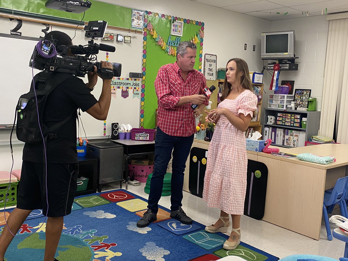 HillsboroughSch's tweet photo. Waking up early with @abcactionnews for their live #backtoschool special! @MacfarlanePkIB is shining bright all morning long ☀️ 
@KatieLStallings @deiahrileywfts @seandalyWFTS https://t.co/zMdhjep4Tb