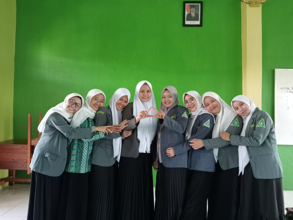 IPPNU_BWI's tweet photo. #Latepose Rampincab PC IPNU IPPNU Banyuwangi SMANU Genteng https://t.co/4VMskbyRQs
