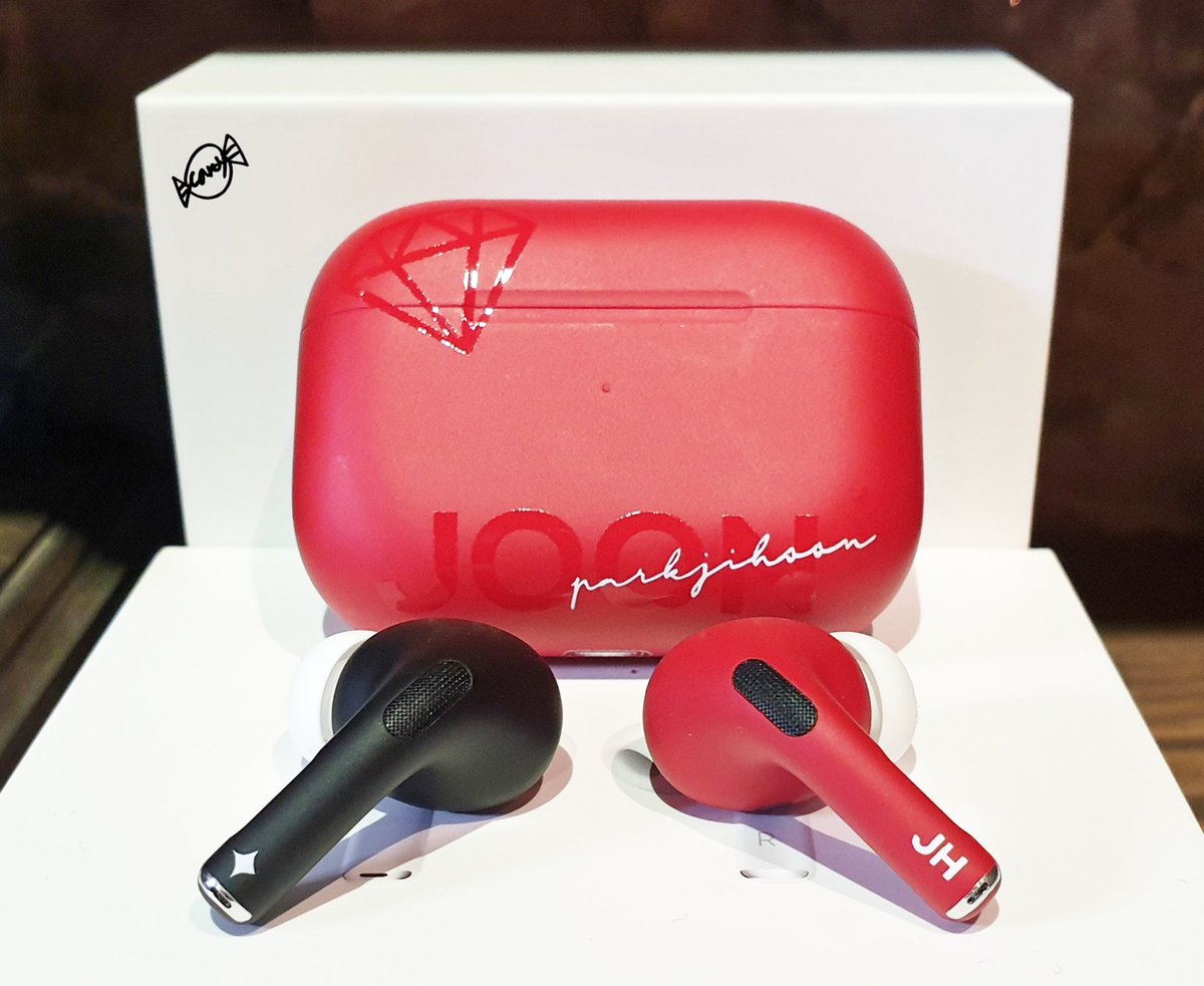 한 참 전에 선물한 커스텀 에어팟. 
보낸지 일년쯤 지났을 때  갑자기 그거 잃어버렸다고 미안하다고 말해줘서 나도 까먹고 있던 걸 기억하고 있다가 말해준 기특천재강쥐🐶
이미 너무 감동이었고 다른 선물은 잘 써줘서 그걸로도 충분했는 데🥺🥺
다시 찾아서 착용한 모습 보여줘서 너무 고마워❣️