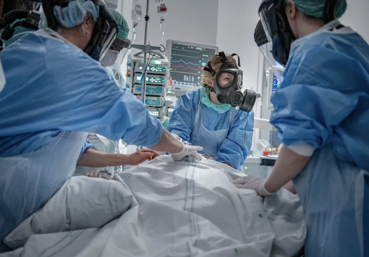 Så här är vår svägerska klädd på jobbet - IGEN!
Två i respirator på det universitetssjukhus där hon jobbar, två icke-vaccinerade! Anhöriga har dessutom mage att överräcka ”dokument” till personalen där det står att covid är ett påhitt!Vaccinera er alla ni foliehattar! 
(Bild SvD)