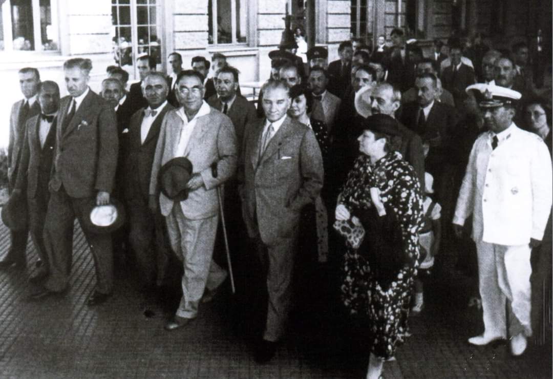 alperkaraman28's tweet photo. Ulu Önder Cumhurbaşkanı Atatürk; kardeşi Makbule Atadan, Gaziantep Milletvekili Nuri Conker, Bilecik Milletvekili Salih Bozok, diğer görevliler ve konuklar ile birlikte 28 Temmuz 1936 tarihinde Ankara'ya hareket etmeden önce İstanbul'da Haydarpaşa Garı'nda bulunurken görülüyor. https://t.co/Y2ufhsGAyF