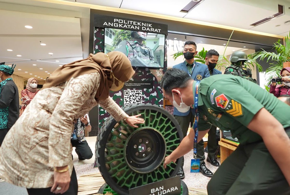 Kepiawaian anak vokasi dalam berkreasi dan berinovasi tak di ragukan lagi. Para siswa Politeknik Negeri Angkatan Darat menampilkan rompi anti peluru ciptaan anak vokasi pada ajang mahakarya Vokasiland Road to Harteknas 2022.

#festivalmahakaryavokasi
#mahakaryavokasi
#vokasiland