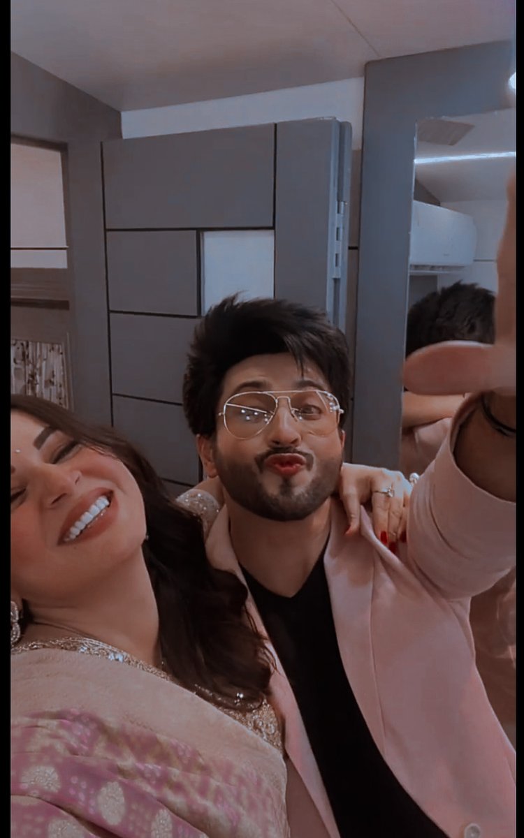 Alinakh15698073's tweet photo. YESSSSS!!! IT WAS A REUNION!!!

BUT U ALL FORGOT IT WAS DHEESHRA'S REUNION 💥👯‍♀️

No cries, no emotional scenes just dancing &amp; clinging upon eachother😭🔥😍

"28-July-29-July 2022♥️🖇️

Biggest SURPRISEEEEE😭
#PreeRan ♥️🧿♾️

#DheerajDhoopar #ShraddhaArya https://t.co/8hfcBQ7UT6