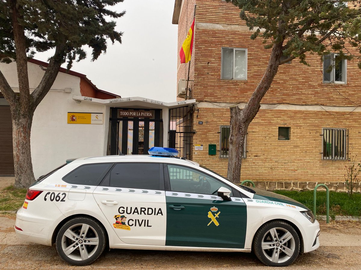 GCSoria062's tweet photo. GCSoria062
#GuardiaCivilSoria, investiga a una persona, vecina de Almenar, por un supuesto delito contra los derechos de los trabajadores, al tener a un trabajador durante año y medio sin contrato de trabajo y por otro de coacciones al retirarle el pasaporte .
#SoriaColaboraGC https://t.co/9eHxR8FkRq