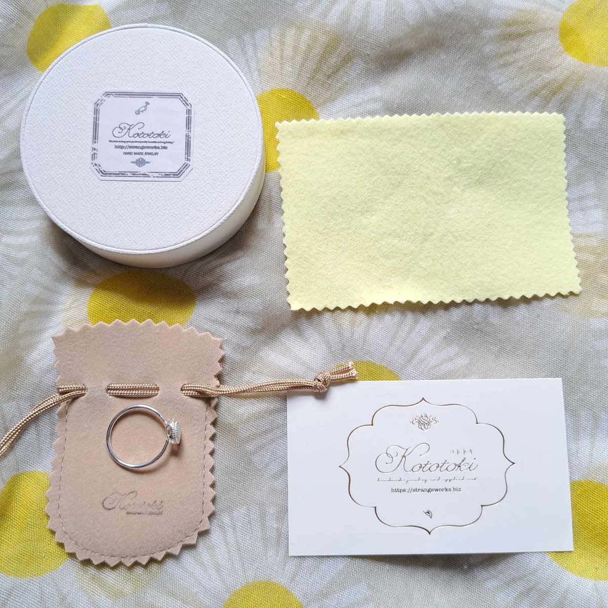 lily_294's tweet photo. 昨日買ったオパールのリング💍
かねてよりファンだった作家さんの作
全体的ビザンチン様式(?)っぽい要素があって好き
#kototoki #strangeworks
@strangeworks_jp https://t.co/dVVwSKtAF5