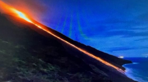 Stromboli, la colata lavica arriva al mare