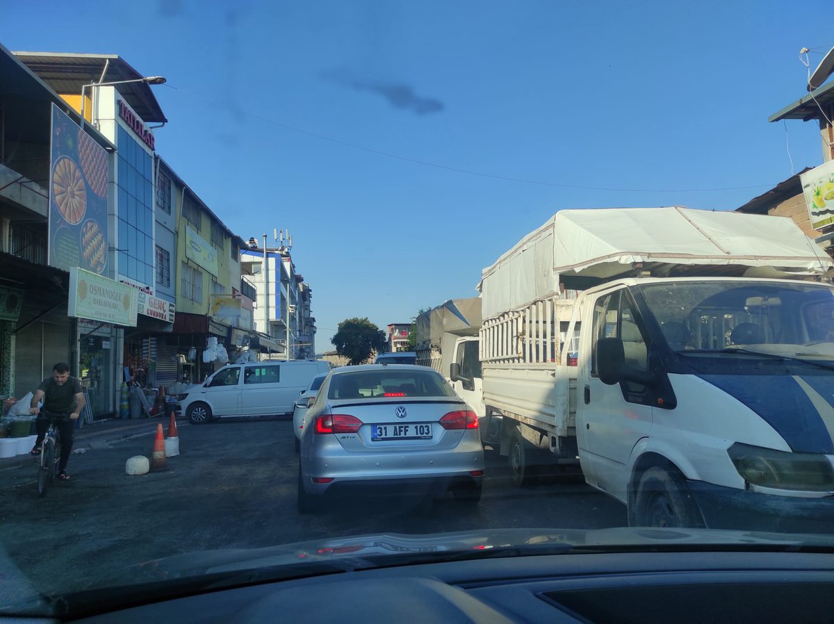 hataynabizg's tweet photo. #SizdenGelenler
Antakyalı Esnaf, sebze hali yolundaki çilenin bir an önce son bulmasını istiyor.
#Hatay #Antakya #SebzeHali https://t.co/GwTUCT0cfp