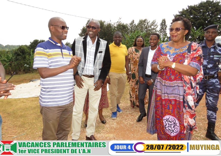 nshingamateka's tweet photo. 1/4 Still in the spirit of encouraging and promoting local products, on her 4th day of visit to #Muyinga, Hon. 1DS of @nshingamateka went to #Gasuru in her home township #Gasorwe to the Rusaka group factory which produces sunflower-based cooking oil "amahoke". https://t.co/8ckOmb4KIR
