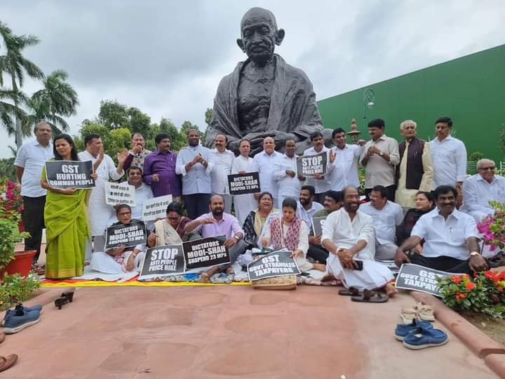 PratapG04123760's tweet photo. 50 hour day &amp; night protest

We will NOT be silenced, we will NOT BE COWED DOWN. People's issues must be heard!

#PriceRise #GST
@MamataOfficial https://t.co/zeIs9gtSnm