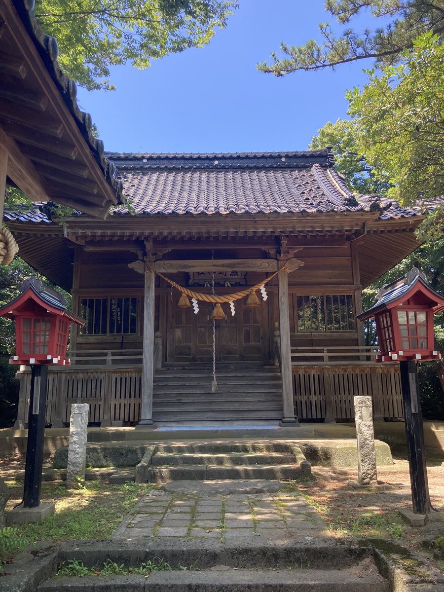 秋田県 熊野神社⛩ またまた味のありそうな神社を発見したのでお参りに☺️ 入口に神秘さもあり、本殿に至るまでの参道も赤い灯篭が綺麗に飾っていて良い雰囲気です♪
