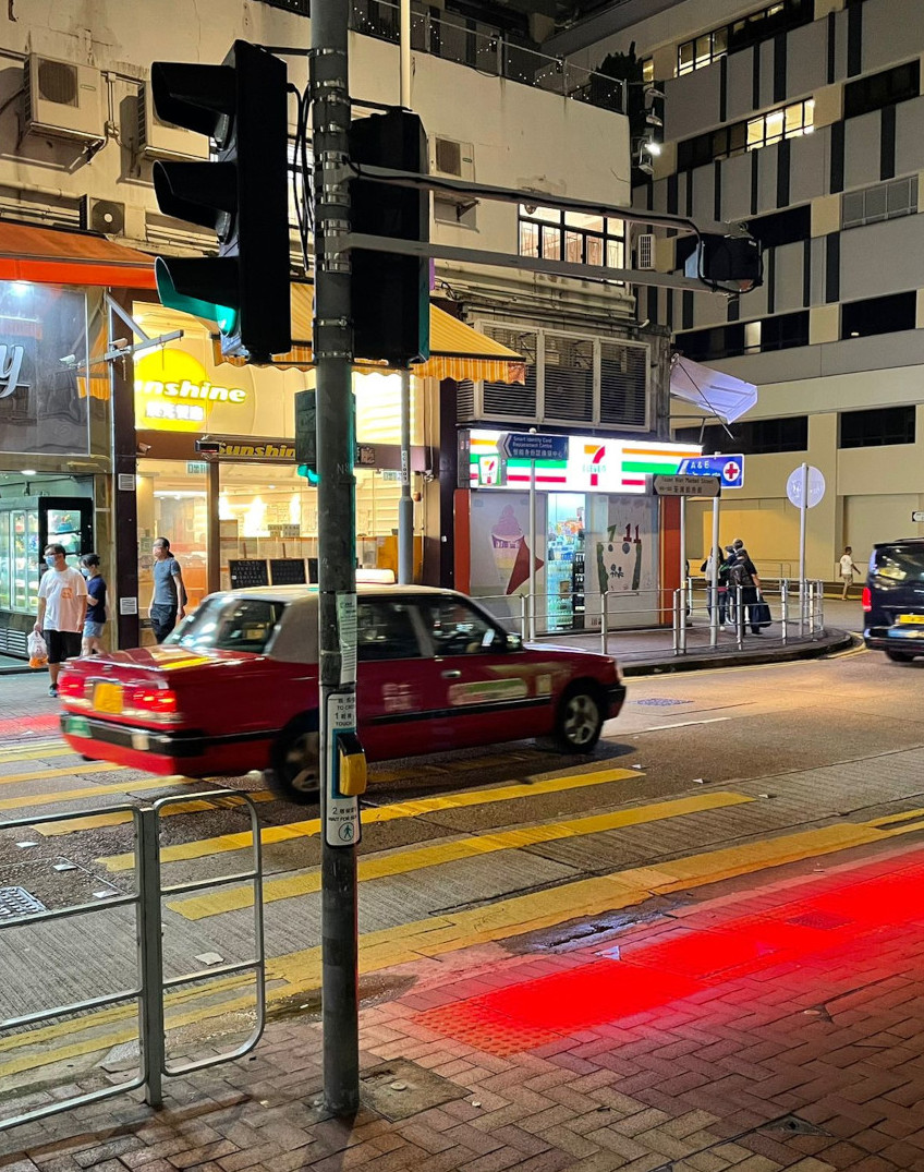 SWARCO_AG's tweet photo. SWARCO's traffic lights make intersections in Hong Kong safer: SafeLight reflects a red light beam on the smartphone display and projects the red light onto the ground, drawing the attention of smartphone zombies to the road.
https://t.co/n0iCUYANQk
#SWARCO #SafeLight #COMBIA https://t.co/MnidowcPST
