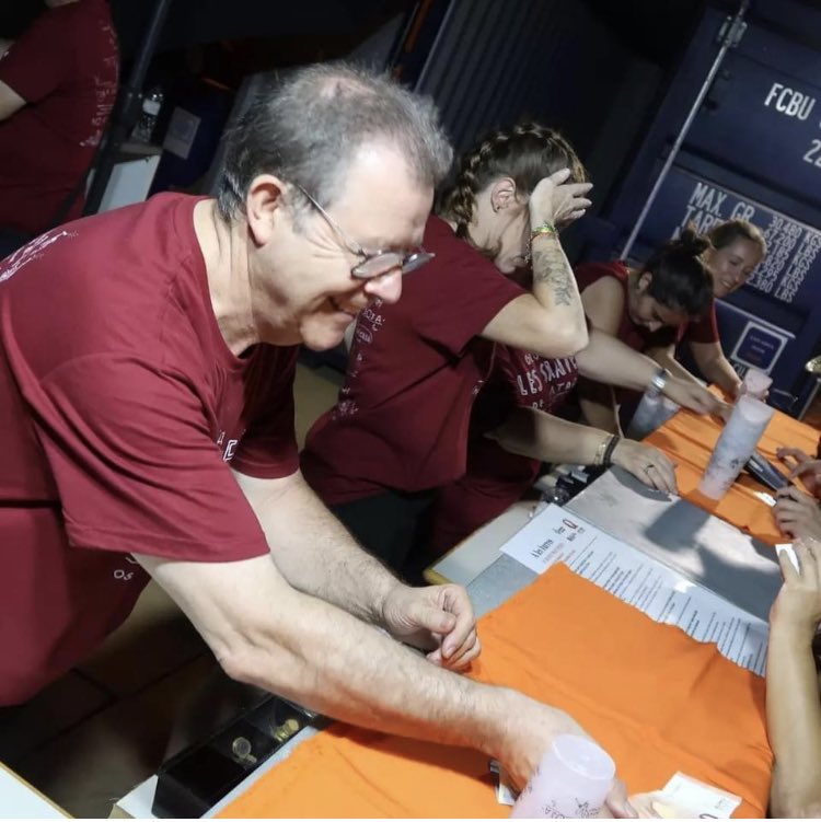SetmanaSanta's tweet photo. Quan hem de ser seriosos i seguir un protocol estricte ho fem, però quan toca Festa i per Les Santes cal donar-ho tot també ho sabem fer. @cpgonzalez_ @captiudolors https://t.co/oiW6moy1Qa