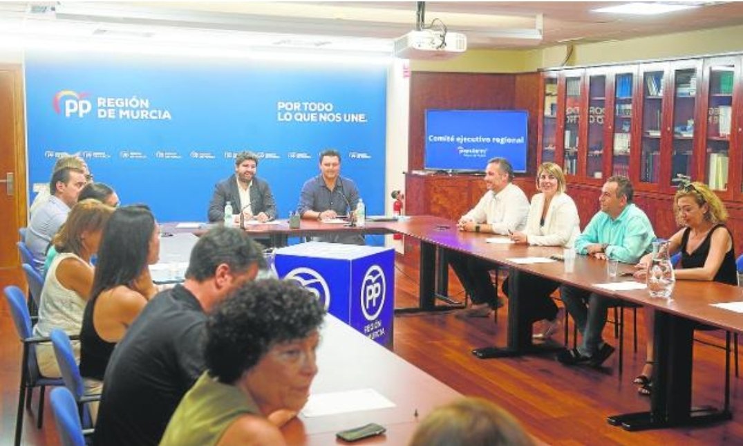 Nuestra Presidenta, <a href="/Meryposas12/">María Cánovas</a>  junto al Comité Ejecutivo y la Junta Directiva de <a href="/PPRMurcia/">PP Región de Murcia</a>, que se reúnen por 1 vez tras el congreso, presidida por <a href="/LopezMirasF/">Fernando López Miras</a>. La voz de todos los alhameños está presente en las instituciones regionales y el lo que el municipio necesita 💙
