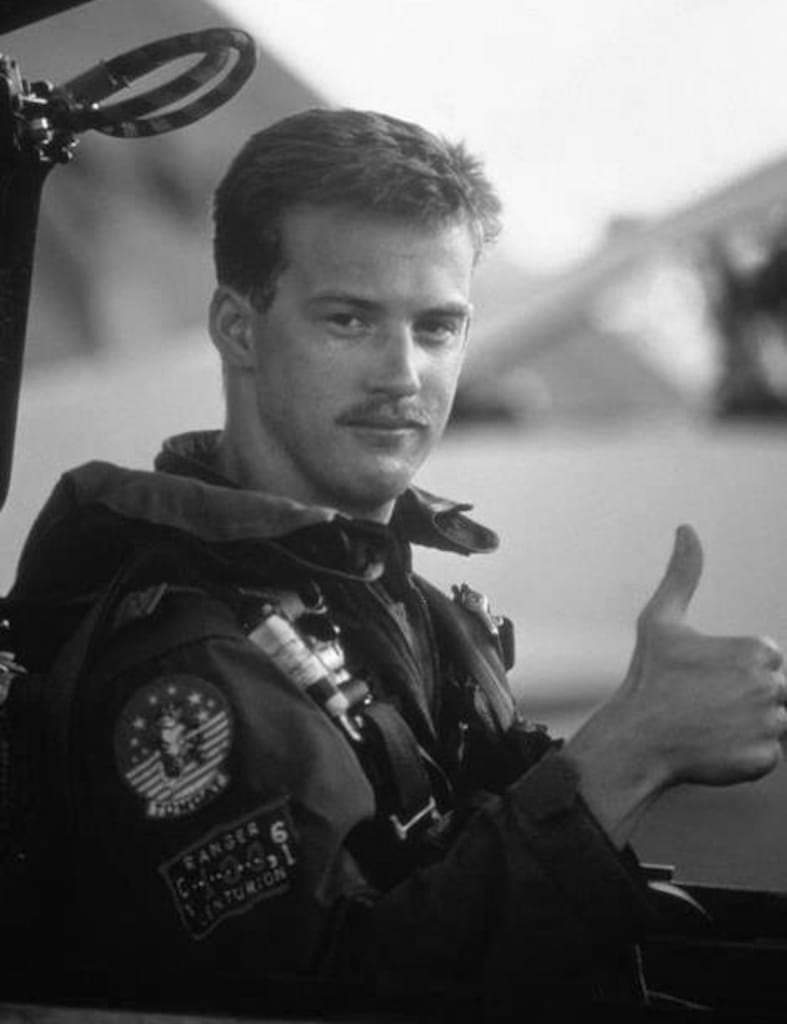 David_M_Bergman's tweet image. Idag, på årsdagen av den tragiska flygolyckan vid US Navy Fighter Weapons School den 29 juli 1986 högtidlighåller vi minnet av LTJG Nick "Goose" Bradshaw. En enklare 1h49m lång minnesceremoni genomförs under dagen.