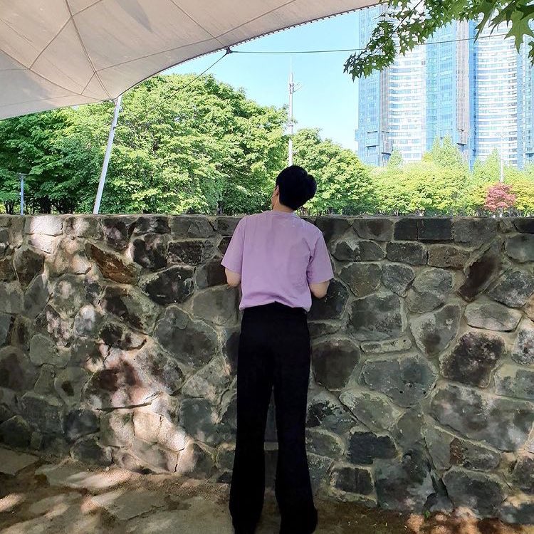 Ntee____'s tweet photo. ตื่นเต้นได้ไปเที่ยว รถยังไม่มาครับมานั่งก่อน @pranan23 https://t.co/jY4TFzJCz9
