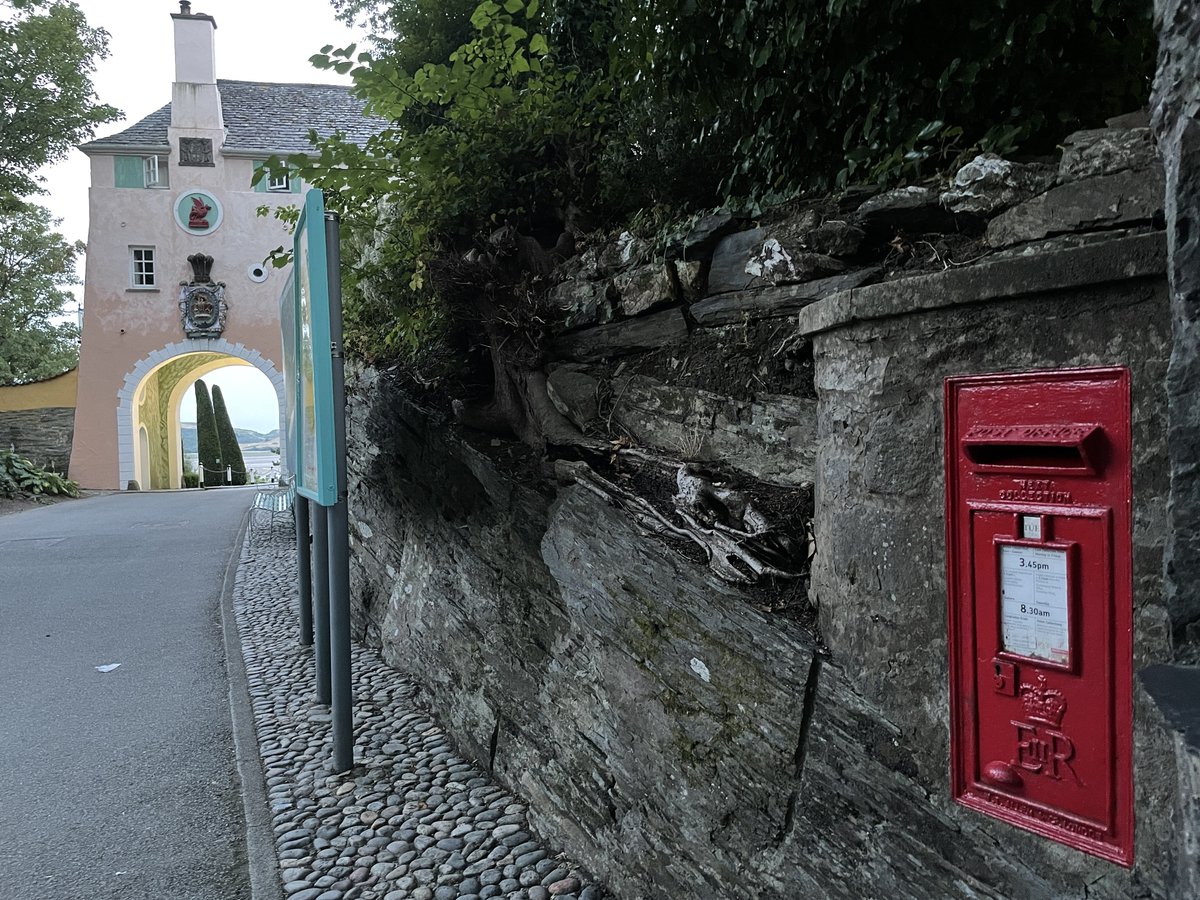 Could have been somewhere in the Med in last week's heatwave, but for that distinctive pop of red! #PostboxSaturday #Portmeirion