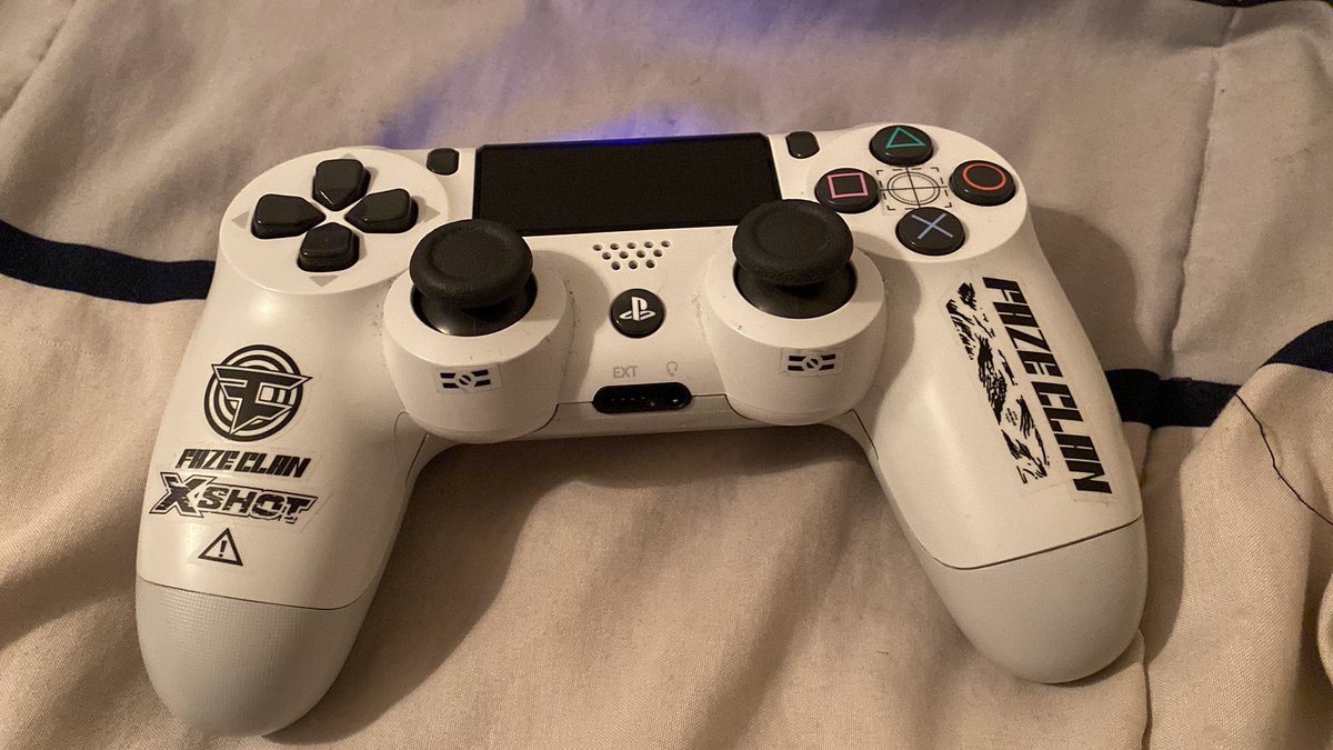 200pump_Clips's tweet photo. Made my own custom @FaZeClan controller using the (Faze X xshot) stickers @StableRonaldo @Mongraal @Megga @FaZeRug @FaZeBlaze @FaZeAdapt @Temperrr @FaZeApex https://t.co/tHUDrrmslN
