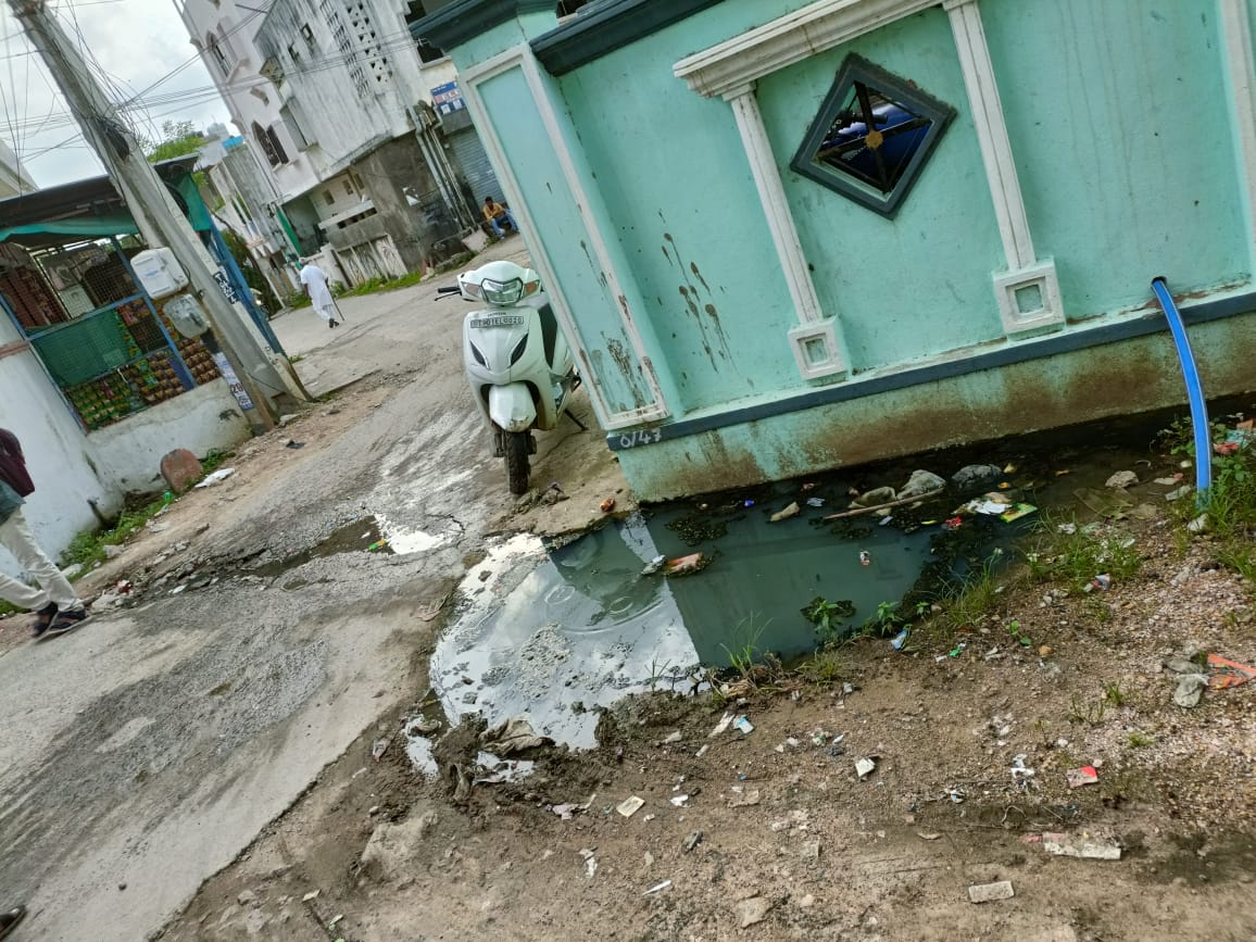 AarizMohiuddin's tweet photo. At opposite of Ameen Kirana, Shadnagar, Adilabad.Drains are constantly overflowing, which causes a rise of mosquitoes. PPL is going through a lot of hardship. I request please solve this issue ASAP.
@MC_Adilabad 
@AclbAdilabad 
@Collector_ADB 
@cdmatelangana 
@KTRTRS https://t.co/JHc1BtkqMJ