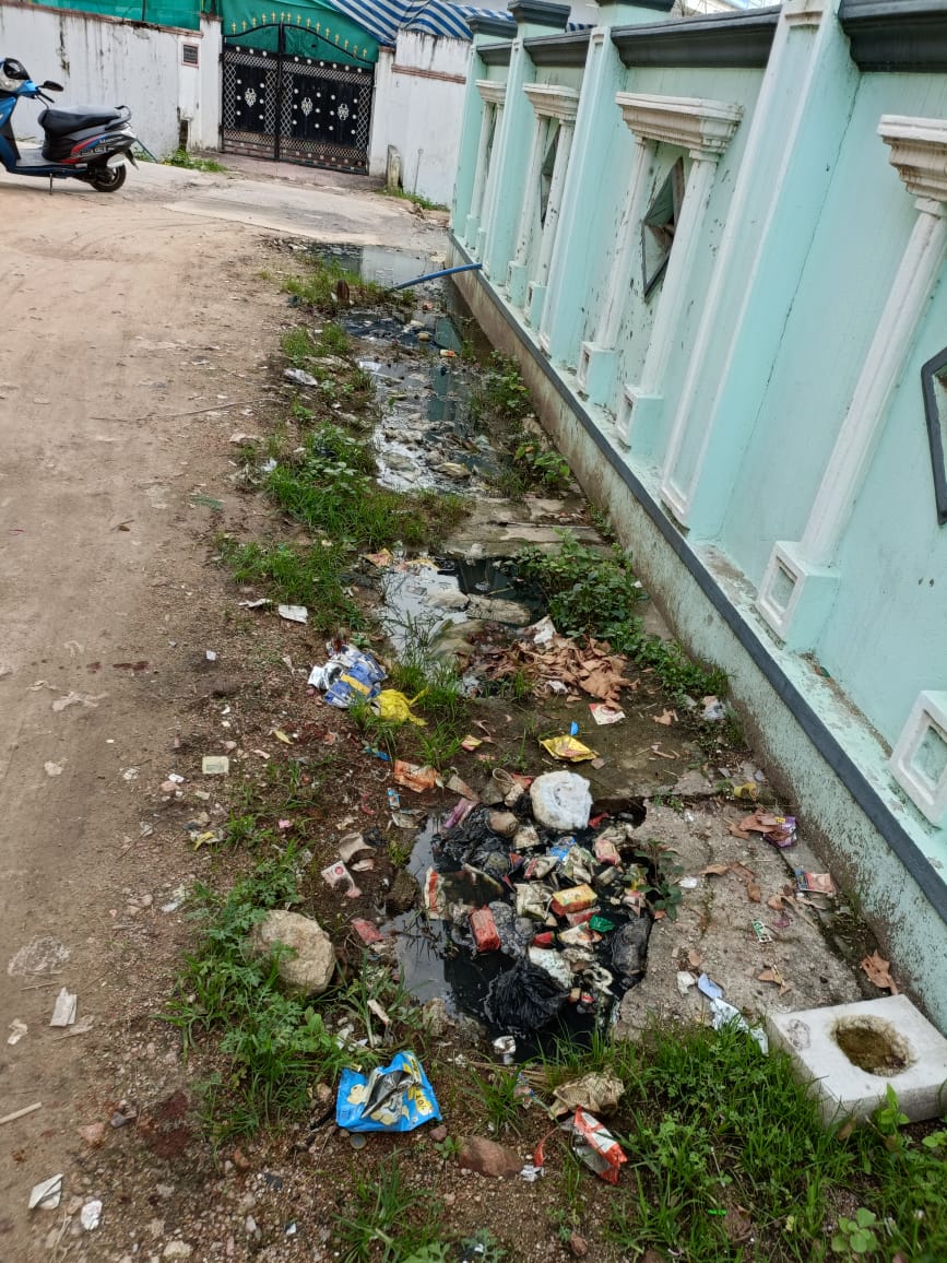 AarizMohiuddin's tweet photo. At opposite of Ameen Kirana, Shadnagar, Adilabad.Drains are constantly overflowing, which causes a rise of mosquitoes. PPL is going through a lot of hardship. I request please solve this issue ASAP.
@MC_Adilabad 
@AclbAdilabad 
@Collector_ADB 
@cdmatelangana 
@KTRTRS https://t.co/JHc1BtkqMJ