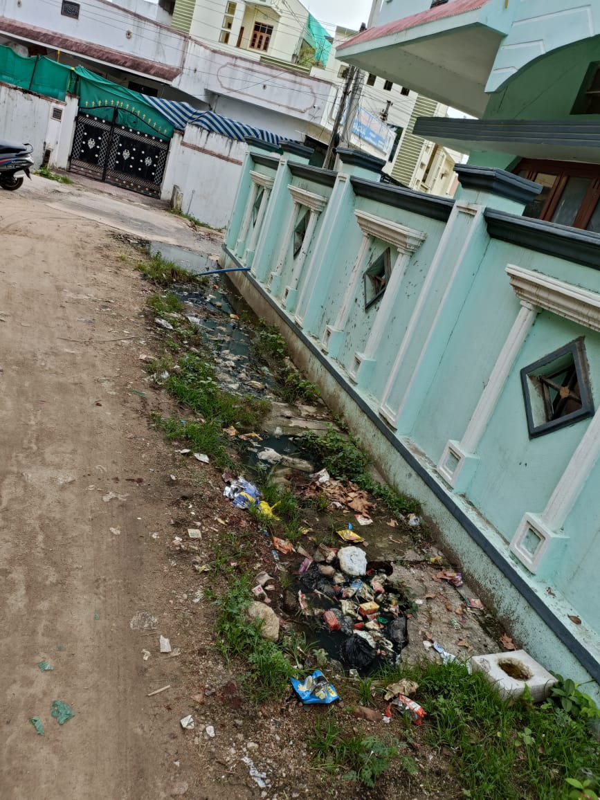 AarizMohiuddin's tweet photo. At opposite of Ameen Kirana, Shadnagar, Adilabad.Drains are constantly overflowing, which causes a rise of mosquitoes. PPL is going through a lot of hardship. I request please solve this issue ASAP.
@MC_Adilabad 
@AclbAdilabad 
@Collector_ADB 
@cdmatelangana 
@KTRTRS https://t.co/JHc1BtkqMJ