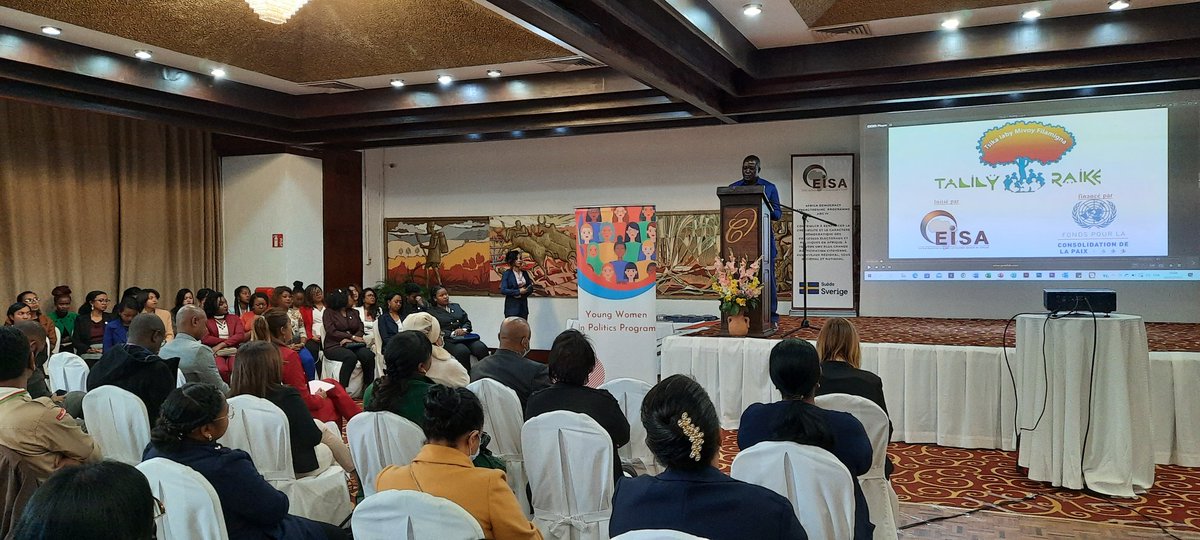 PBFMadagascar's tweet photo. Journée de la femme africaine avec projet #TalilyRaike @UNPeacebuilding: reconnaissance des champions du #genre engagés pour l'égalité de genre
Ensemble, hommes et femmes, peuvent se battre pour cette cause #inclusion #paix https://t.co/jNlwB7ADeh