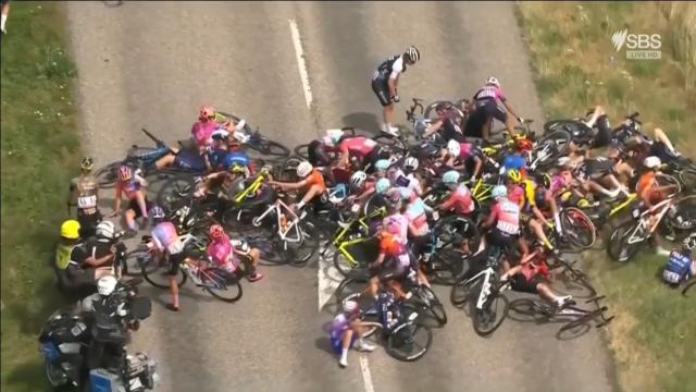 anderiza's tweet photo. Montonera en el Tour femenino / montonera en el Tour masculino. Prueba de agudeza visual: adivine cuál de los dos casos se produce por la tensión en carrera y en cuál salen un montón de tipos a decir que se produce por torpeza de ciclistas. https://t.co/SQlItiCNcb