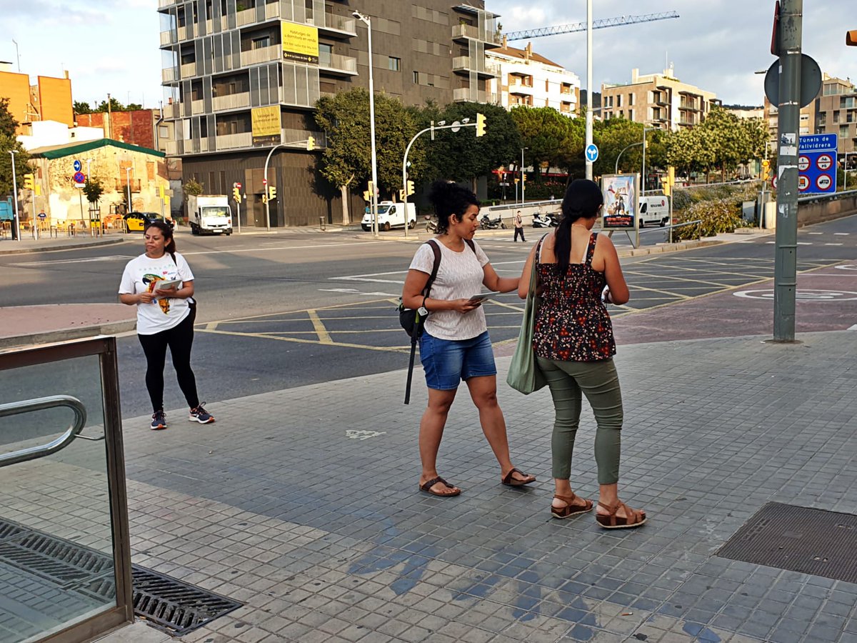 Avui des d'Amb Cura estem realitzant la nostra 1a metrada per informar a les treballadores de les cures sobre els seus drets! Comencem a les sortides del metro de Sarrià-Sant Gervasi, on estem parlant amb les cuidadores q arriben a la feina. Molt il·lusionades x la rebuda! 💜💜💜