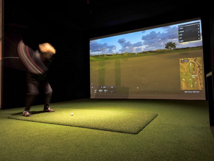 Best Of Wine Tourism | Bordeaux (@bestof_bordeaux) on Twitter photo Une partie de golf dans un ancien chai vous tente ?
Le temps d’un swing ou d’un séjour, venez découvrir le simulateur indoor du <a href="/ChateaudArche/">Chateau d'Arche</a> , technologie Trackman, unique en France dans un vignoble !
chateau-arche.fr/oenotourisme/g… Une partie de golf dans un ancien chai vous tente ?
Le temps d’un swing ou d’un séjour, venez découvrir le simulateur indoor du <a href="/ChateaudArche/">Chateau d'Arche</a> , technologie Trackman, unique en France dans un vignoble !
chateau-arche.fr/oenotourisme/g…