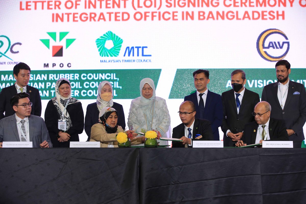 mpocHQ's tweet photo. A Letter of Intent (LOI) was signed on 28 July 2022, at #MIACES 2022, between Aim Vision Limited and three agricommodity councils, Malaysian Palm Oil Council (#MPOC), Malaysian Rubber Council (#MRC), and Malaysian Timber Council (#MTC),
1/2 https://t.co/LDTCxw44FG