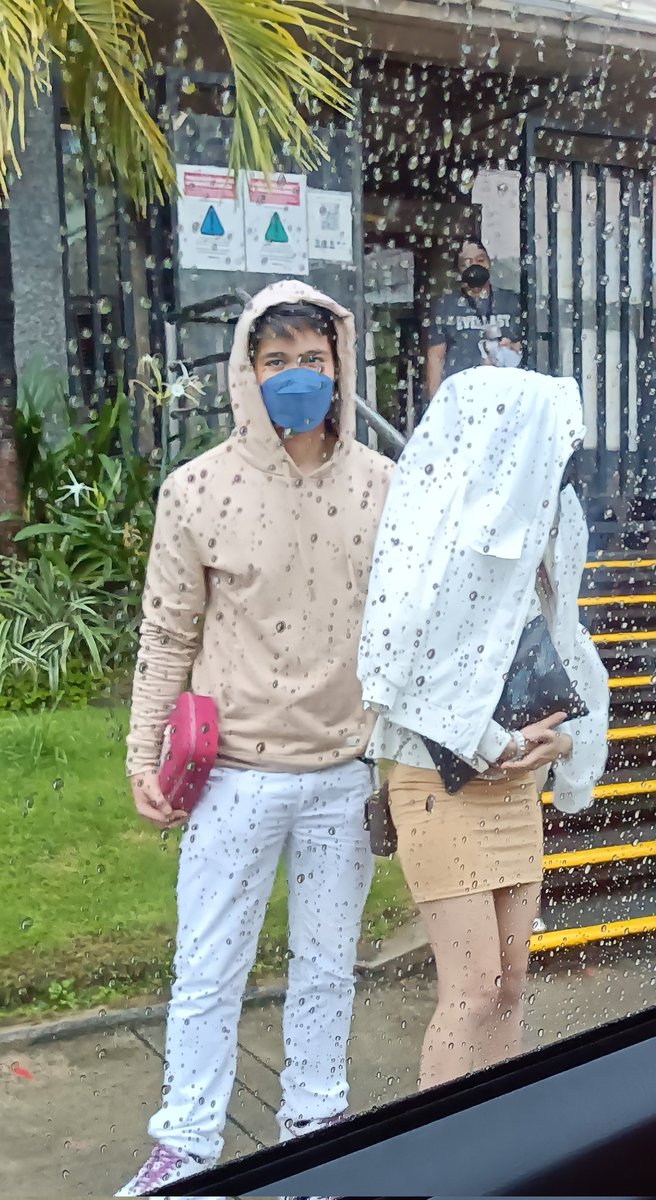 Dahil mahal ko kayo, 'di ko na kayo papahirapan. Ito na, sabay sabay kayong humimlay! Nasagot na ang tanong nasan ang jacket ni Rob after the show. Diba, talaga!

ROBXINE FOR CREAMLINE
#RobBlackburn | <a href="/_robblackburn/">Rob Blackburn</a>