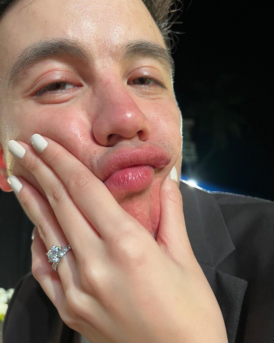 CONGRATULATIONS, ARMAINE 💍

LOOK: Maine Mendoza announces engagement to boyfriend Arjo Atayde. 

"Wait, whaaaat??? We’re engaged?! 🤯," Maine wrote as caption in an Instagram post on Friday.

📷maindecm/Instagram #MaineMendoza #ArMaine #ArjoAtayde